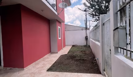 Sobrado no Sitio Cercado com Suíte e 3 quartos, esquina R$ 470.000,00