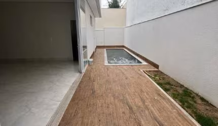 Belíssima casa em condomínio no bairro Nova Uberlândia