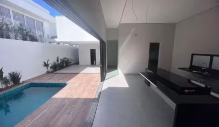 Excelente casa no Condomínio Splendido.