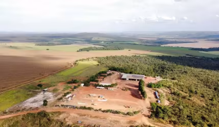 Fazenda a venda entre Cristalina e Paracatu , uma verdadeira indústria de grãos!