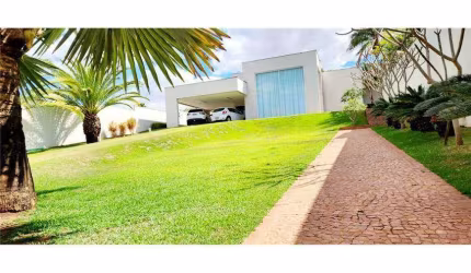 Casa à venda, 3 quartos, 3 suítes, 8 vagas, CIDADE JARDIM - Uberlândia/MG
