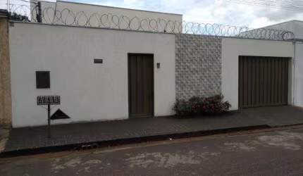 Casa à venda, 3 quartos, 1 suíte, 5 vagas, JARDIM EUROPA - Uberlândia/MG