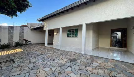 Casa à venda, 3 quartos, 2 suítes, 5 vagas, Santa Mônica - Uberlândia/MG