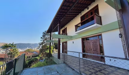 Casa com 05 quartos na região do Bom Pastor
