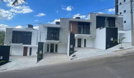 Casa geminada triplex de 03 quartos com suíte no Recanto da Mata