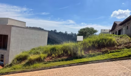 Terreno em Condomínio fechado na entrada do Salvaterra