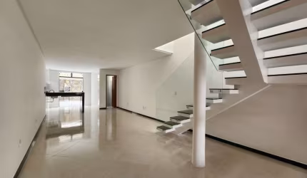 Casa duplex  de 03 quartos com suíte no Aeroporto