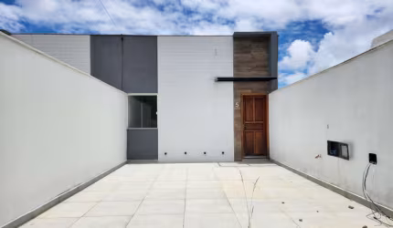 Casa triplex de 03 quartos, sendo 01 suíte e 02 vagas de garagem no São Pedro
