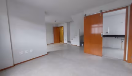 Cobertura duplex com 03  suítes, garagem para 02 carros e elevador no Morro da Glória