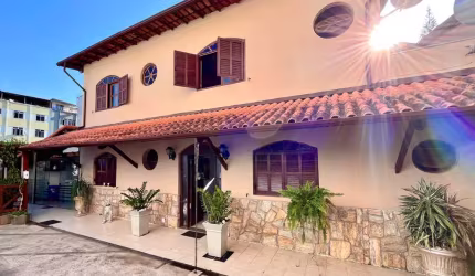 Casa duplex com 04 quartos na praça do Bandeirantes