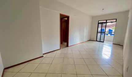 Apartamento com 03 quartos e área externa no Centro
