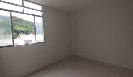 Locação - Apartamento arejado com 02 quartos na Olegário próximo ao Pais e Filhos