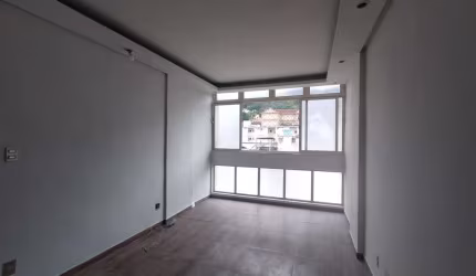 Locação - Apartamento amplo 02 quartos sendo um suíte na Rua Santo Antônio com Rua Halfeld