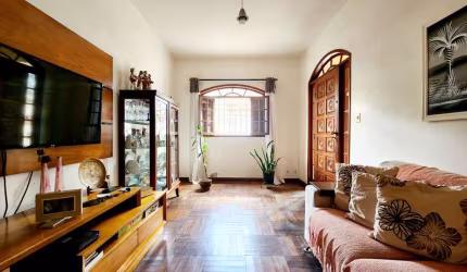 Casa tipo sobrado com 03 quartos no Santos Dumont