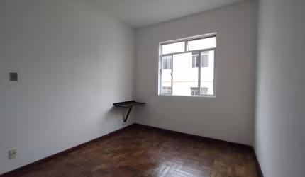 Locação - Apartamento amplo e arejado com 03 quartos na Rua Oscar Vidal no Centro de Juiz de Fora
