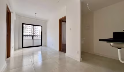 Apartamento 02 suítes com varanda no Centro