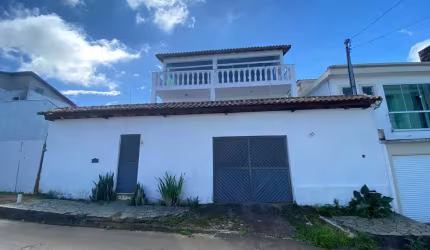 Locação - Casa espaçosa com 4 quartos, duas suítes e piscina no bairro Aeroporto