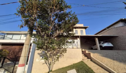 Locação - Casa em Condomínio Fechado