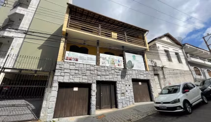 Casa com 05 quartos no Centro