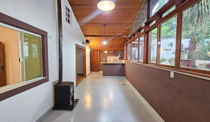 Casa de 04 quartos em condomínio fechado!