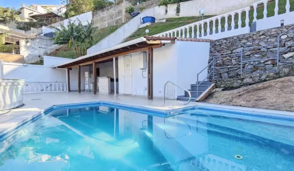 Casa linear com 03 quartos em condomínio Fechado