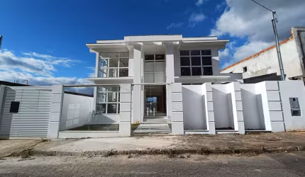 Casa com 04 quartos e linda vista no Bom Clima