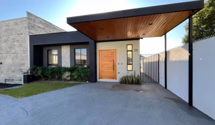 Casa Linear, 03 quartos com uma suíte em condomínio fechado
