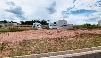 Reserva Araçari Terreno em Condomínio Fechado, Plano, Próximo à Portaria, na Rua Principal do Condomínio