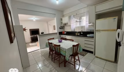 Apartamento Garden, Térreo, com Ótima localização, a 270 metros da Praia de Bomb