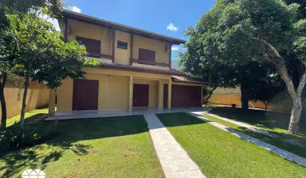 CASA ESPAÇOSA EM BOMBAS EM 2 TERRENOS COM MUITO VERDE!