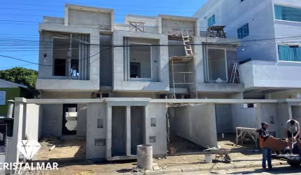 Geminados em construção na Praia de Bombas com 2 suítes.