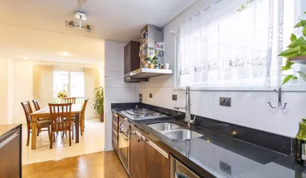 Casa térrea em condomínio em Santa Felicidade 2 suites