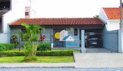 Casa térrea com grande quintal e jardim, 3 dorm (1suíte) 5 vagas
