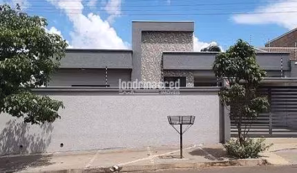 Casa à venda 3 Quartos, 2 Vagas, Centro, Arapongas - PR