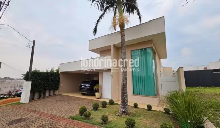 Casa com projeto moderno e área gourmet nos fundos no Condomínio Morada das Flores, Jardim Ecoville