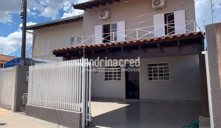 Charmoso Sobrado Geminado: 3 Quartos, 1 Banheiro + Lavabo, 2 Vagas, 115 m² com Energia Solar, Ar Co