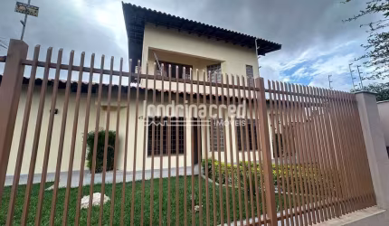 Magnífico Sobrado com 3 Dormitórios, Suíte, Piscina, Churrasqueira e 4 Vagas de Garagem em Terreno