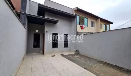 Casa com 2 dormitórios, banheiro, vaga de garagem, sala e cozinha amplas com pé direito alto, ilumi