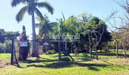 Chácara no Condomínio Itaúna – 2500 m² com Pomar Diversificado, Depósito, Água Encanada e Estrutura