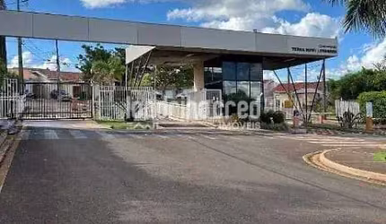 Casa em Condomínio Fechado com 2 Quartos, 2 Banheiros, Área de Serviço, Vaga para 2 Carros e Área c