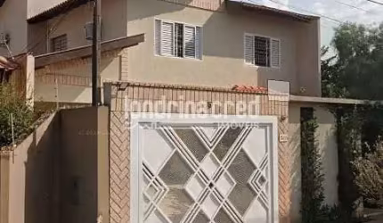 Linda Casa no Jd Universitário: 250m², piscina com hidromassagem, suíte master com varanda, cozinha