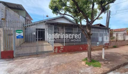 Ampla Casa com 3 Quartos, Edícula Completa e Espaço Comercial à Venda no Bairro Interlagos, Região