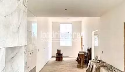 Casa espaçosa com 3 quartos, suíte, cozinha gourmet, pé direito duplo e amplo quintal. Garagem para