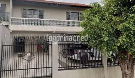 Linda Casa no Jardim Tropical – 3 Quartos, 2 Salas, Cozinha Planejada, Edícula com Churrasqueira e