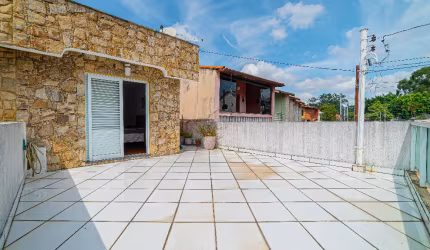 Casa com Piscina 3 quartos salão de festa churrasqueira área de lazer