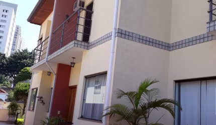 Lindo triplex em condomínio no Bosque da Saúde