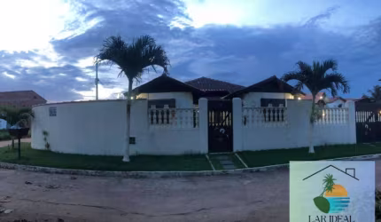 Residência Excepcional: Casa com 3 Quartos, Piscina e Churrasqueira