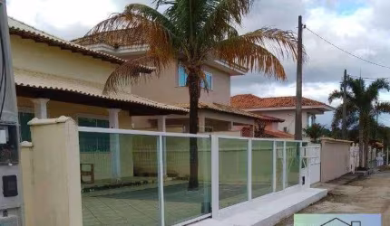 Bela Casa com Suíte dentro de excelente Condomínio em Araruama