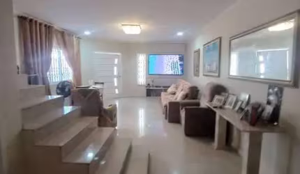 Casa com Piscina à poucos metros do Shopping Park Lagos