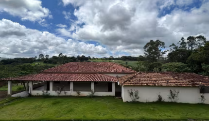 Chácara medindo 4.700 m² com água nos fundos